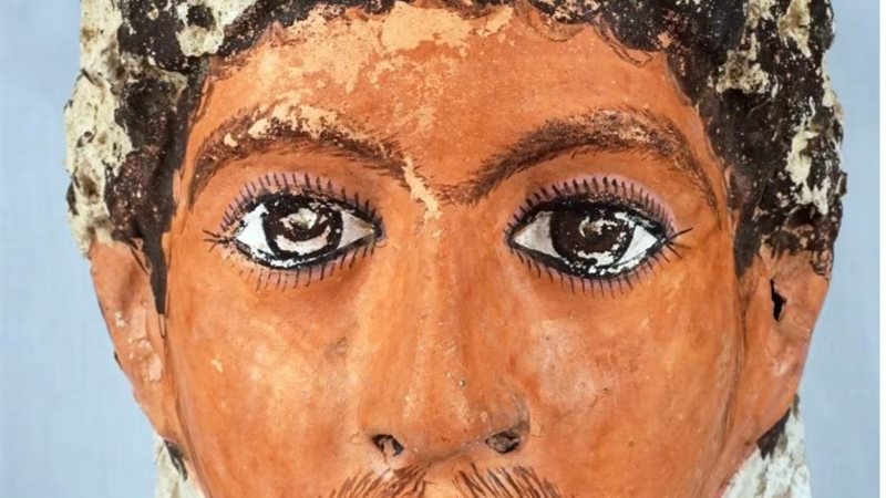 أحد القطع  الآثرية