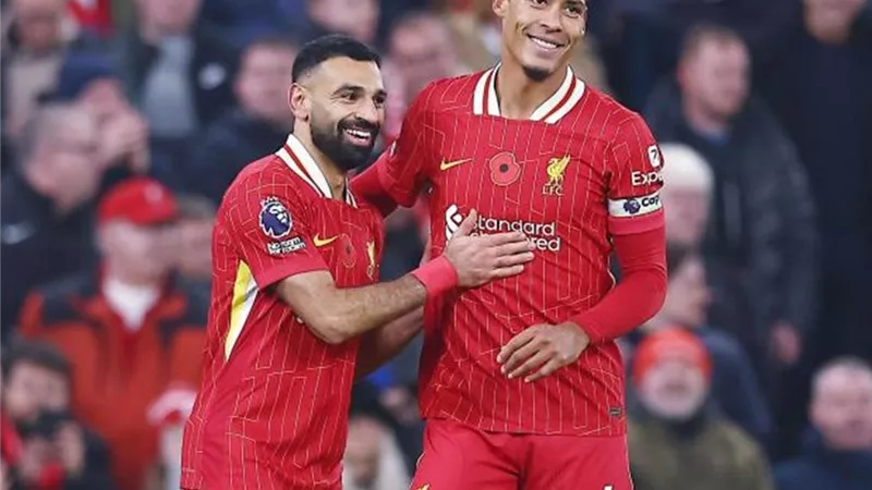 فان دايك يشيد بمحمد صلاح بعد وصوله إلى الهدف رقم 250 مع ليفربول