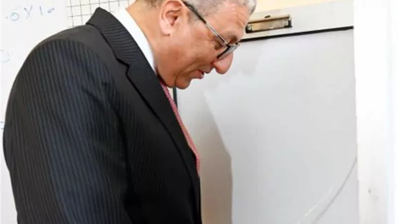 وكيل أول مجلس النواب يُدلي بصوته في انتخابات البرلمان بالجيزة