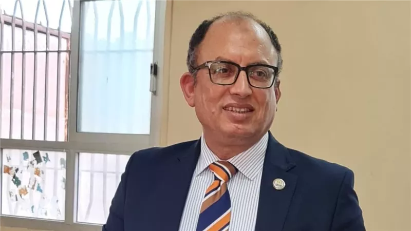 رئيس جامعة حلوان يدلي بصوته في انتخابات مجلس النواب 2025