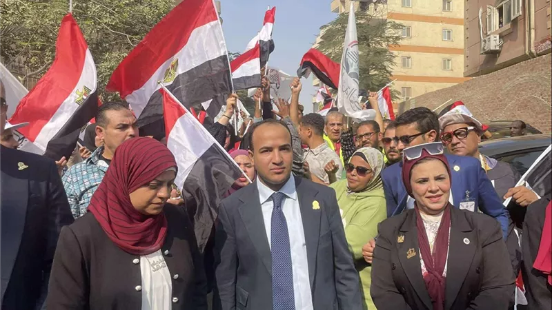 مواطنون يتوافدون على لجنة هضبة الأهرام الثانوية للمشاركة في انتخابات البرلمان 2025