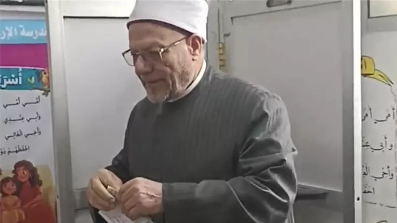 مفتي الجمهورية السابق يشارك في تصويت النواب 2025 ويؤكد أهمية الواجب الوطني