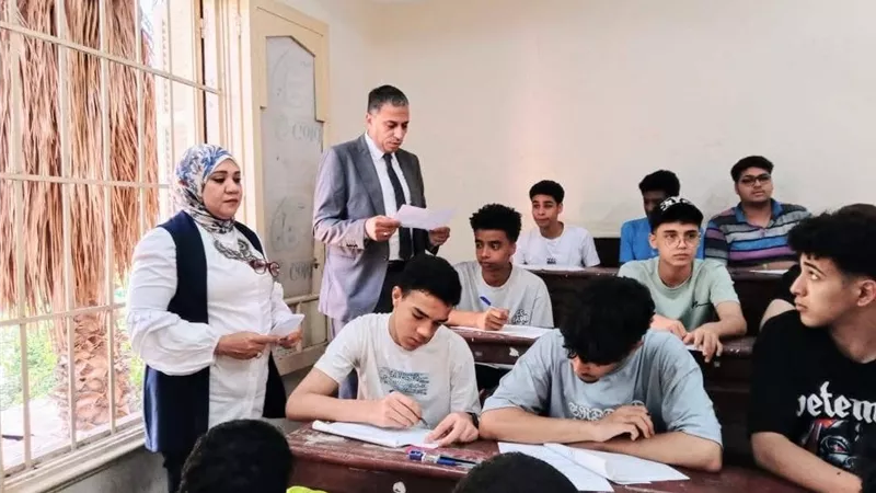 وكيل تعليم الجيزة يتابع انتظام الدراسة والفصول بالتزامن مع انتخابات مجلس النواب