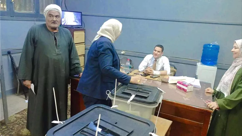 النائبة وفاء رشاد تدلي بصوتها في الانتخابات البرلمانية لمجلس النواب 2025