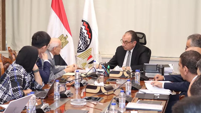 وزير قطاع الأعمال يستعرض آخر التطورات في مشروع إنتاج الأمونيا الخضراء
