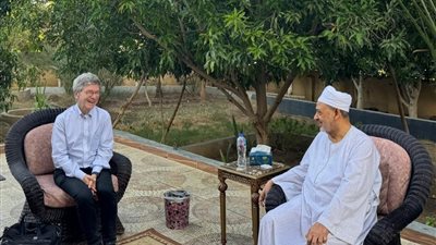 شيخ الأزهر يستقبل المفكر العالمي جيفري ساكس في منزله بالأقصر