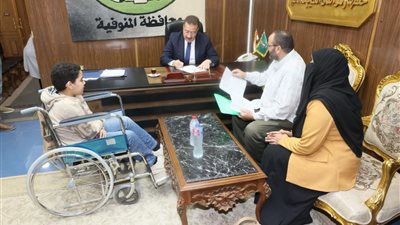 محافظ المنوفية يصرف مساعدات مالية وعينية لعدد من الحالات الإنسانية