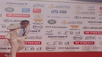 مزاح خالد سليم يخطف الأنظار على السجادة الحمراء في مهرجان القاهرة