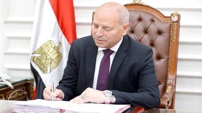 محافظ القاهرة يلزم المحلات بوضع صناديق قمامة أمام كل نشاط تجاري