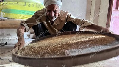 مهنة تواجه الزمن.. حكاية الثمانيني بدري جاد آخر مكربلاتي في قرى الغنايم