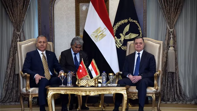 وزير الداخلية يستقبل نظيره التركي بالقاهرة لبحث التعاون الأمني المشترك