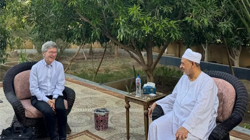 شيخ الأزهر يستقبل المفكر العالمي جيفري ساكس في منزله بالأقصر