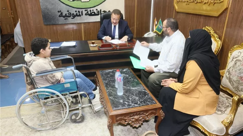 محافظ المنوفية يصرف مساعدات مالية وعينية لعدد من الحالات الإنسانية
