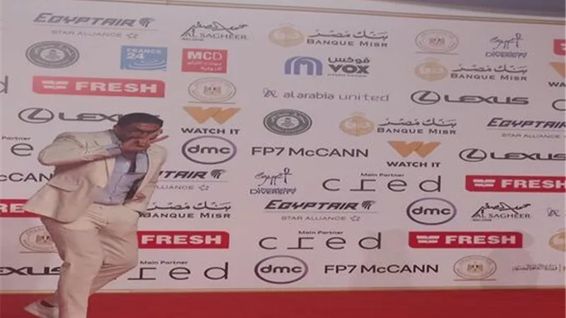 مزاح خالد سليم يخطف الأنظار على السجادة الحمراء في مهرجان القاهرة