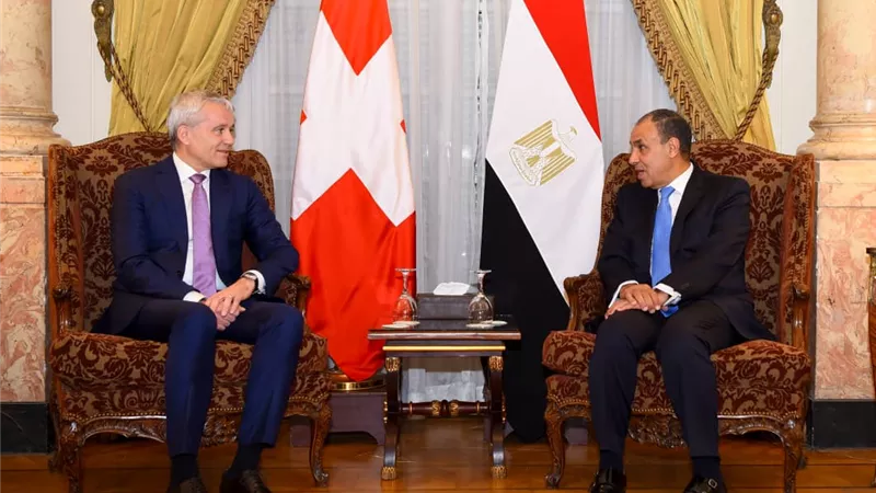 وزير الخارجية يجري مباحثات مع وزير العدل والشرطة السويسري لتعزيز التعاون الثنائي