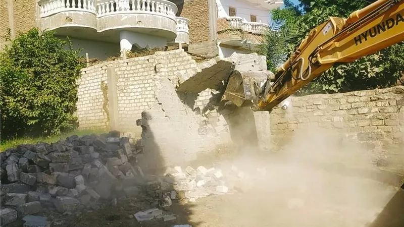 إزالة 21 حالة تعد واسترداد 26 فدان خلال حملات مكبرة بأسيوط 