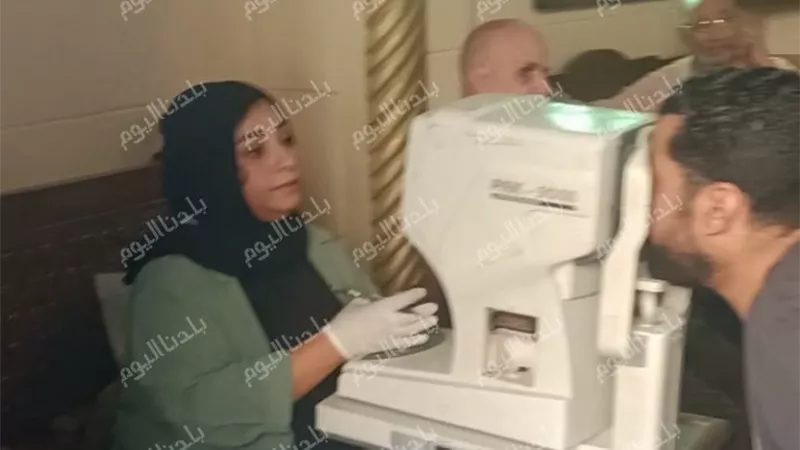 نجلاء الإمبابي تنظم قافلة طبية مجانية بالزيتون والأميرية وتتكفل بـ20 عملية مياه بيضاء