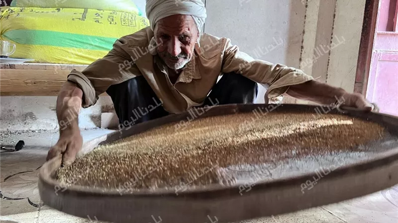 مهنة تواجه الزمن.. حكاية الثمانيني بدري جاد آخر مكربلاتي في قرى الغنايم