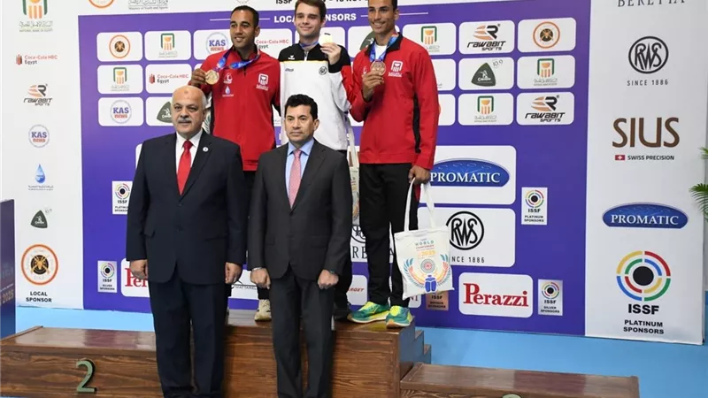 وزير الرياضة يتوج أبطال مصر في بطولة العالم للرماية 2025