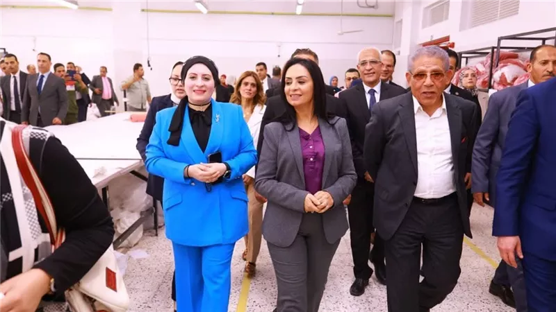 افتتاح مجمع صناعي بالفيوم لدعم المرأة المصرية ومتابعة خطوط إنتاج الملابس الجاهزة