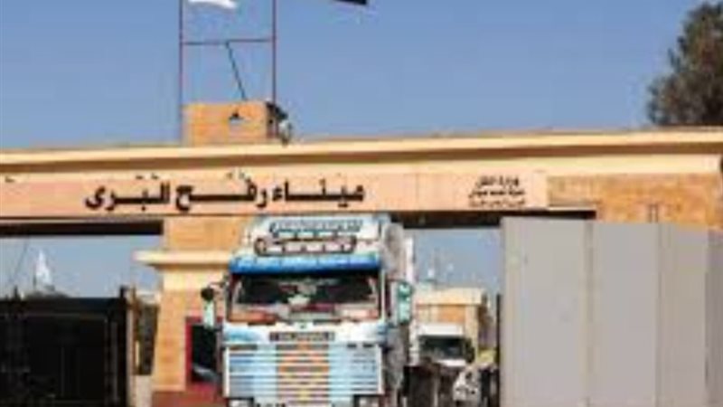 شاحنات محملة إلى
