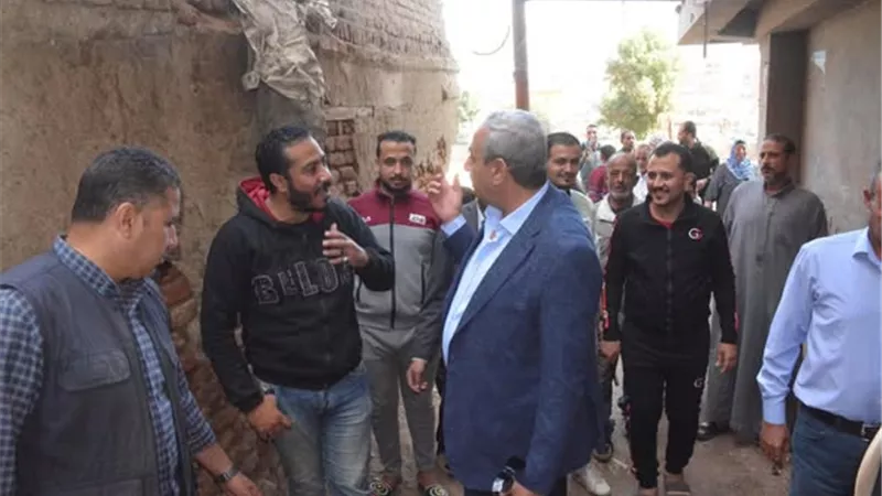 محافظ الغربية يتابع مشروعات التطوير والرصف بالمحلة الكبرى.. ويستجيب لشكاوى المواطنين
