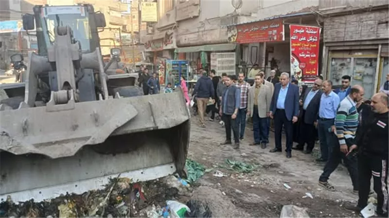 محافظ الغربية يتدخل لرفع القمامة في أبو دراع خلال جولة مفاجئة بالمحلة الكبرى