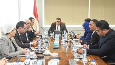 وزير الإسكان يتابع مشروعات 