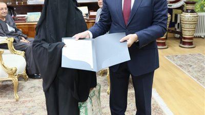 محافظ المنوفية يسلّم 11 عقد تقنين جديد لأراضي أملاك الدولة للمواطنين المستوفين للشروط