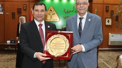 تكريم رئيس جامعة المنوفية خلال فعاليات اليوم العلمي الأول لبرنامج الرعاية التنفسية 