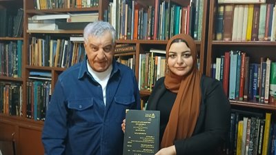 حواس يكرم باحثة من جامعة المنوفية بمناسبة دفاعها عن رسالة حول حماية الآثار