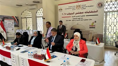 توافد الناخبين على مقر الاقتراع بسلطنة عُمان 