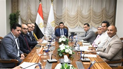 وزير الرياضة يبحث سبل تعزيز التكامل بين منظومة الطب الرياضي وبرامج التنمية الرياضية