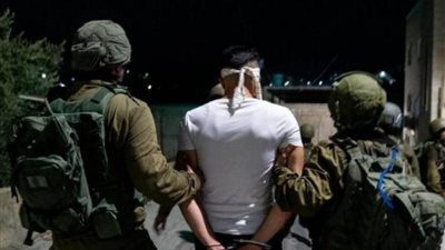 الاحتلال يشن حملة اعتقالات واسعة تطال 45 فلسطينيا في الضفة والقدس