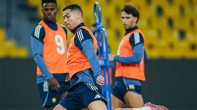 النصر يضرب شباك الخليج برباعية ويواصل تصدر الدوري