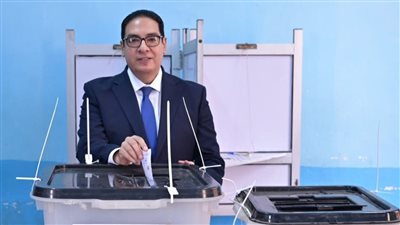 رئيس جامعة القاهرة يدلي بصوته في انتخابات مجلس النواب 