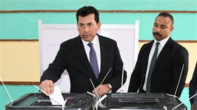 وزير الشباب والرياضة يدلي بصوته في انتخابات مجلس النواب