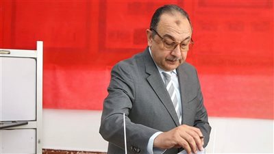 وزير قطاع الأعمال العام يدلي بصوته في انتخابات مجلس النواب