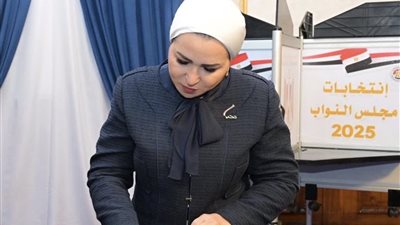 انتصار السيسي تدلي بصوتها في الانتخابات البرلمانية بالمرحلة الثانية لمجلس النواب 2025