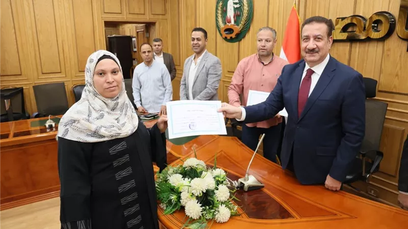 محافظ المنوفية يُسلّم شهادات ومكافآت مالية لـ 30 فتاة من خريجات التدريب المهني