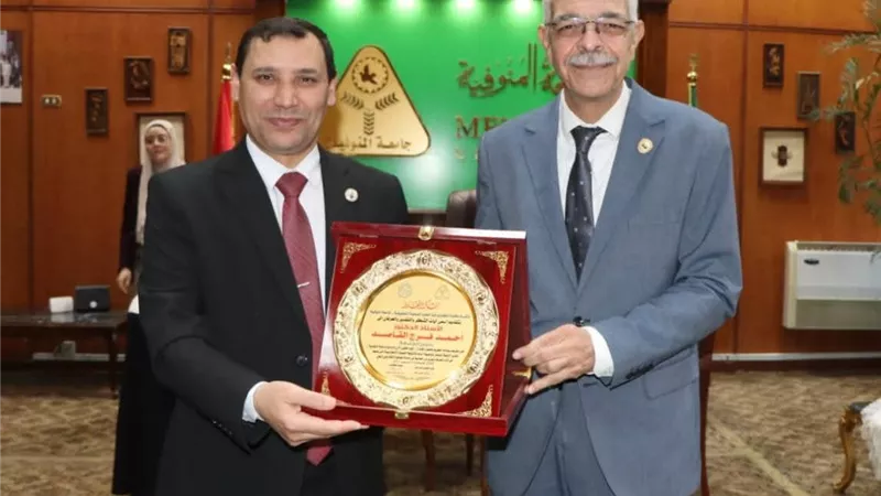 تكريم رئيس جامعة المنوفية خلال فعاليات اليوم العلمي الأول لبرنامج الرعاية التنفسية 