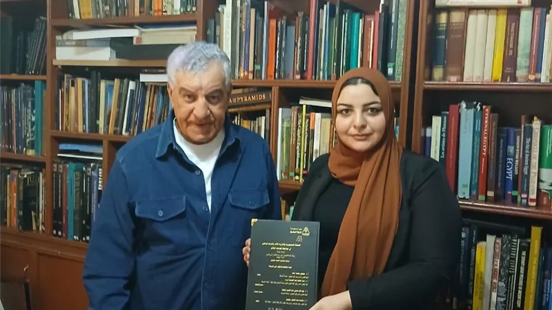 حواس يكرم باحثة من جامعة المنوفية بمناسبة دفاعها عن رسالة حول حماية الآثار
