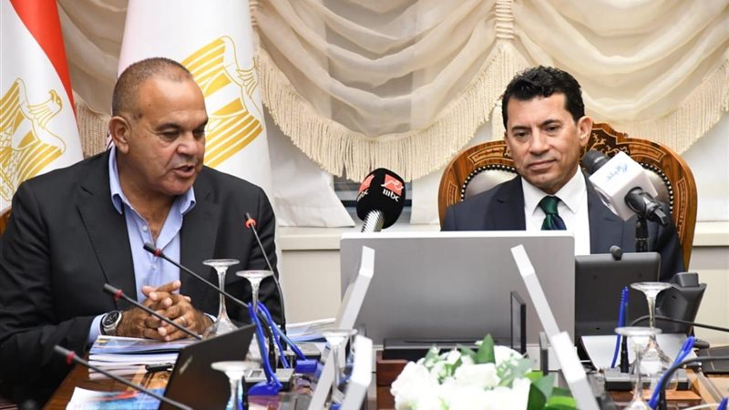 وزير الرياضة مع رئيس