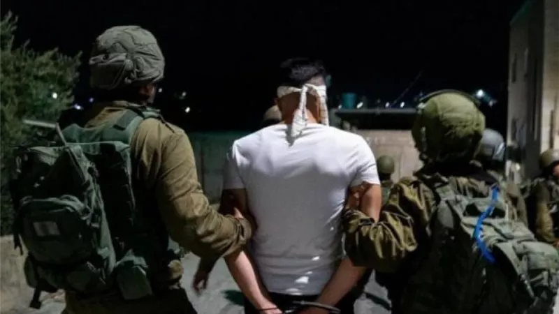 الاحتلال يشن حملة اعتقالات واسعة تطال 45 فلسطينيا في الضفة والقدس