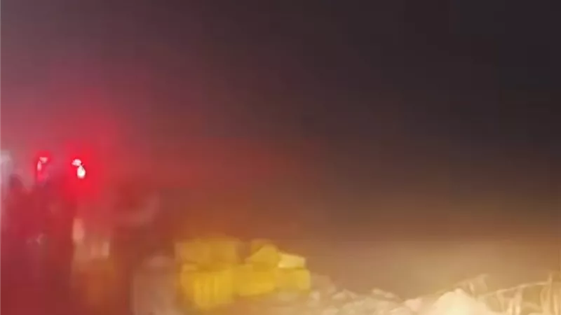 انقلاب سيارة محمّلة بالفراولة على طريق كفر العجمي في كفر الشيخ