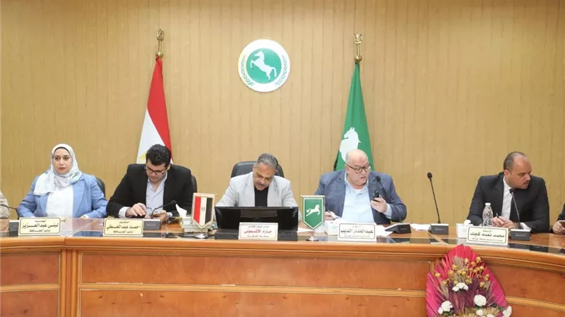 محافظ الشرقية يترأس غرفة عمليات متابعة اليوم الأول لانتخابات النواب 2025