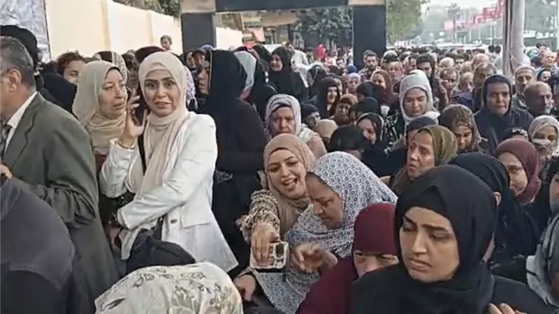 حشود غفيرة أمام مدرسة عمرو بن العاص بمصر القديمة للمشاركة في الانتخابات البرلمانية 2025 