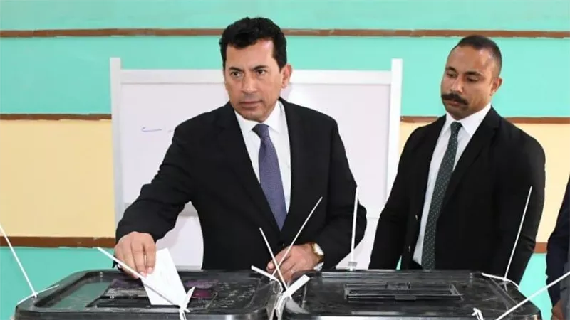 وزير الشباب والرياضة يدلي بصوته في انتخابات مجلس النواب