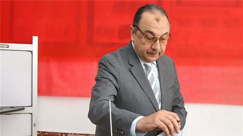 وزير قطاع الأعمال العام يدلي بصوته في انتخابات مجلس النواب