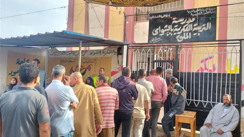  توافد المواطنين